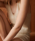 Helga Isager  I Tan Shorts & Top – Bild 4