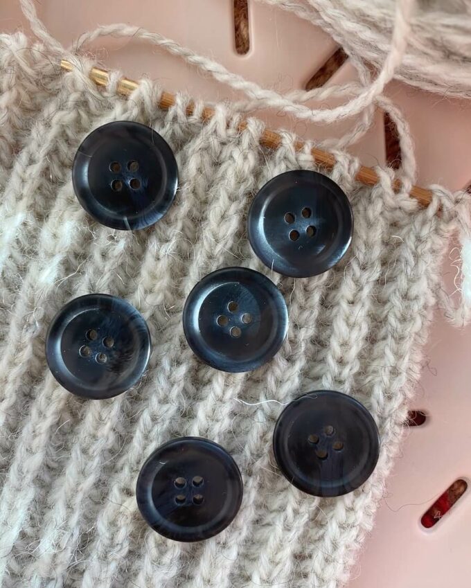 PetiteKnit I Knöpfe in Schwarz