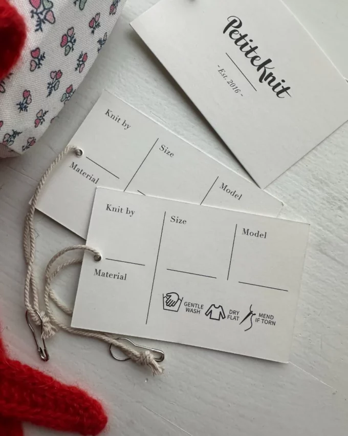 PetiteKnit I Stricketikett