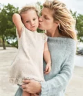 Sandnes Garn I Kinder Kleid mit Lochmuster (1705-2) – Bild 2