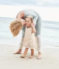 Sandnes Garn I Kinder Kleid mit Lochmuster (1705-2) – Bild 3