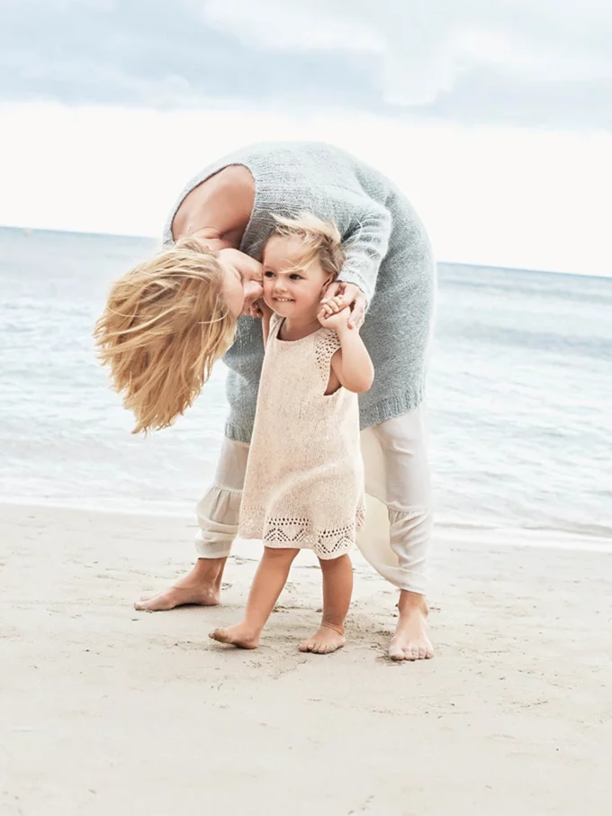 Sandnes Garn I Kinder Kleid mit Lochmuster (1705-2)