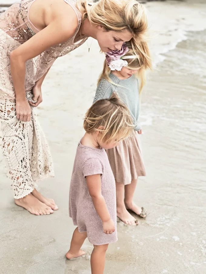 Sandnes Garn I Kinder Kleid (1705-9)