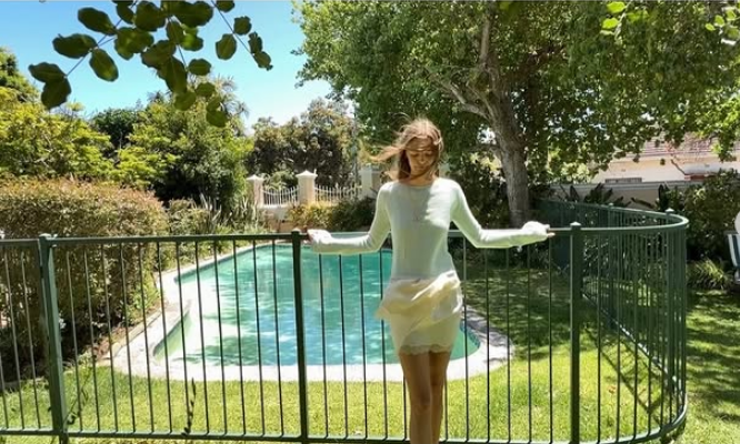 Sandnes Garn I Lyra Sweater (2604-5)