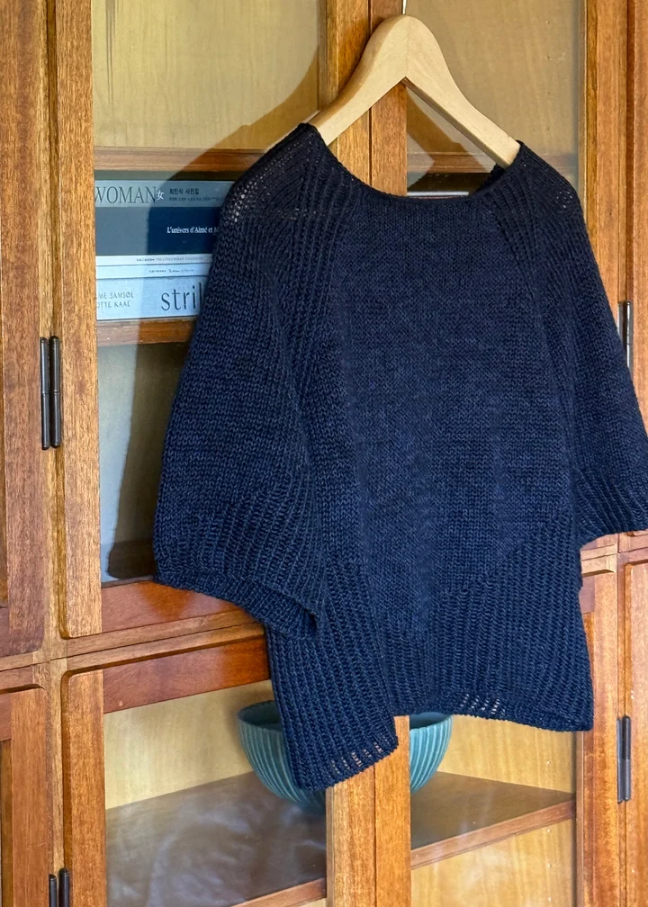 Aegyoknit I Isa Raglan Tee – Bild 3